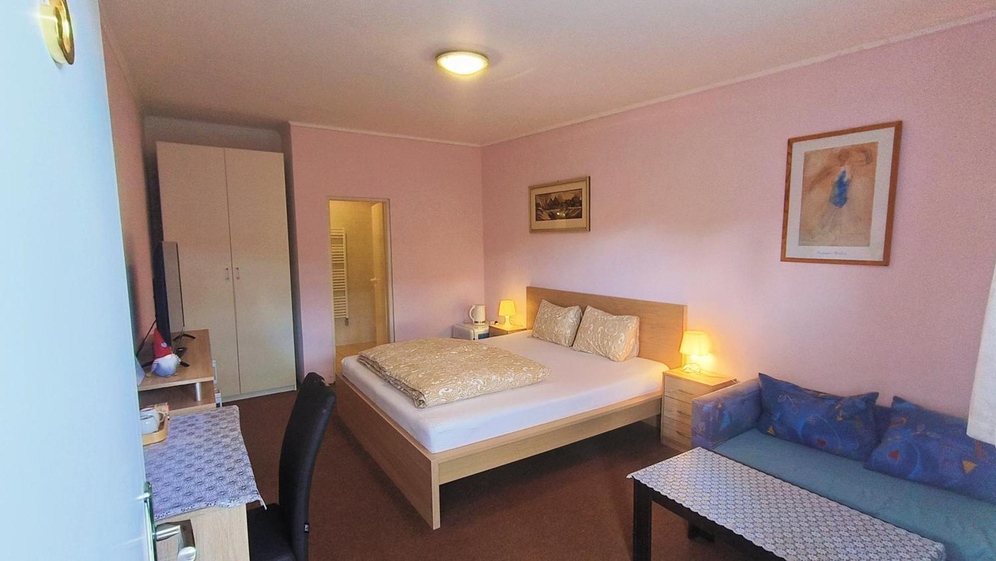 Cozy Room With Garden In Μπρατισλάβα Εξωτερικό φωτογραφία