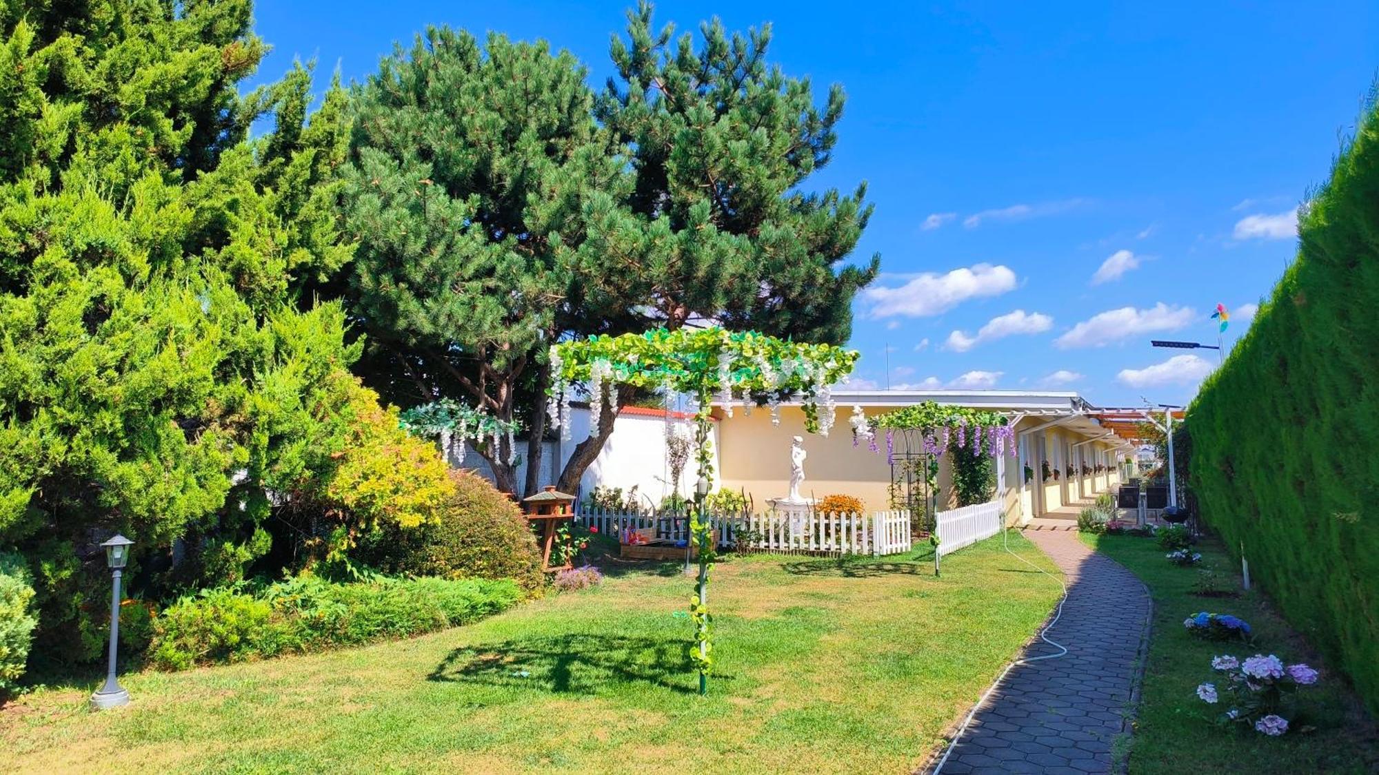 Cozy Room With Garden In Μπρατισλάβα Εξωτερικό φωτογραφία
